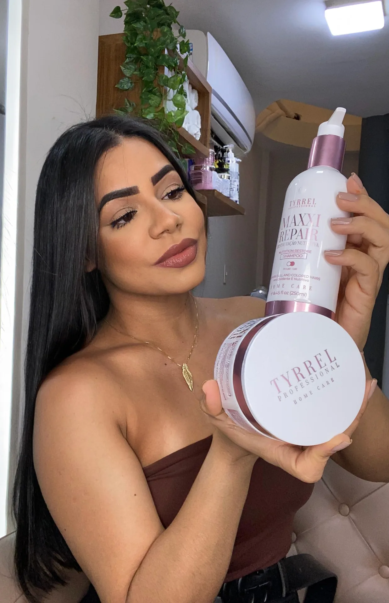 Cabelo liso, com o champô e a máscara Tyrrel Maxxi Repair