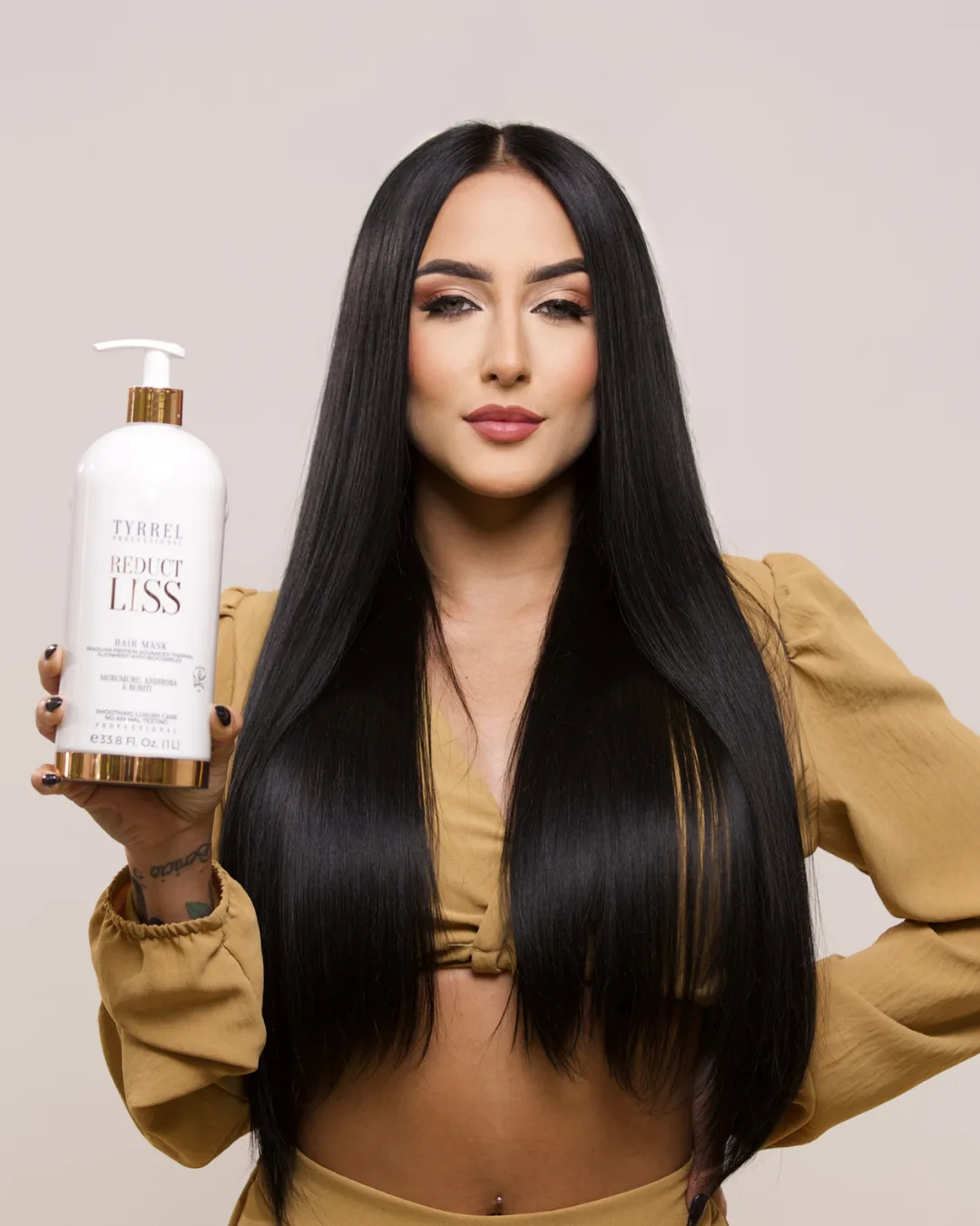 Cabelo liso e escuro, com a máscara Tyrrel Reduct Liss